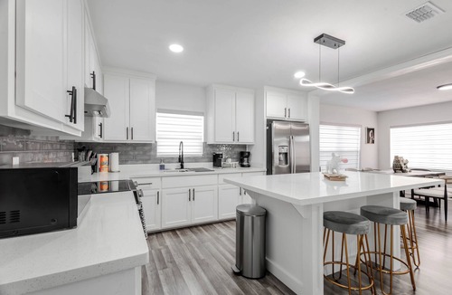 McAllen House | Casa de Arte @ Downtown McAllen shop, dine & relax 4 Bedrooms/3.5 Bathrooms