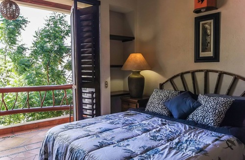 Zihuatanejo Apartment | Casa Linda - Ground floor 1 bed Seaside apartment in Zihuatanejo with pool