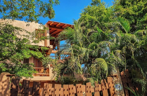 Zihuatanejo Apartment | Casa Linda - Ground floor 1 bed Seaside apartment in Zihuatanejo with pool
