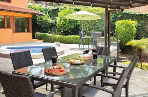 Valle de Bravo House | Casa Los Pinos: With lake view in Avándaro