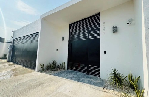 Merida House | Casa Parota, Bright, Spacious, Pool and Garage