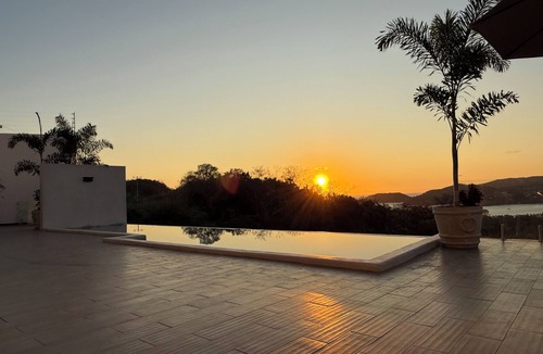 Zihuatanejo House | Casa Puesta Del Sol - Large Infinity Pool with Spectacular Views of the Bay