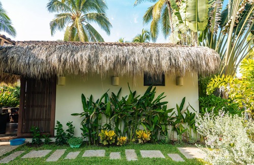 Saladita House | Casita Tabachines. Cozy studio with palapa, dipping pool, walk to the break