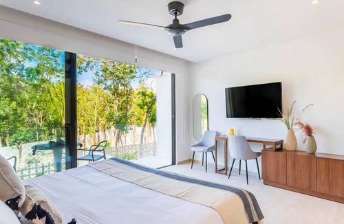 La Veleta Apartment | Central Park Lagunas - Luxury Modern Condo with Kitchen