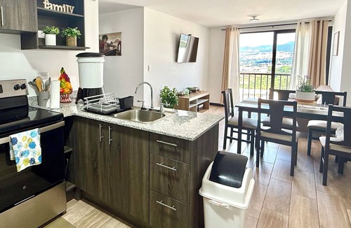 Zona 12 Apartment | Cerca del aeropuerto con vistas a los volcanes, cerca de todo!