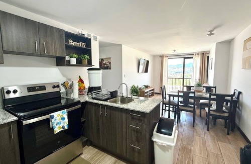 Zona 12 Apartment | Cerca del aeropuerto con vistas a los volcanes, cerca de todo!
