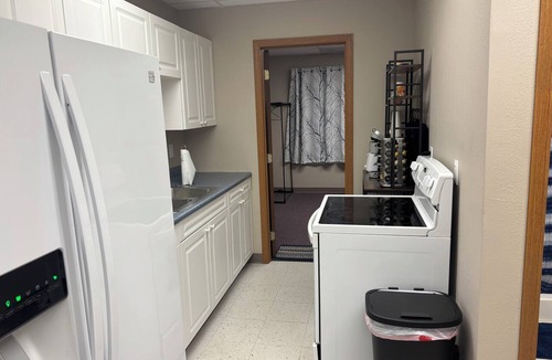Clinton House | Charming 2-bedroom barndominimum very large garage WiFi, AC in serene Clinton