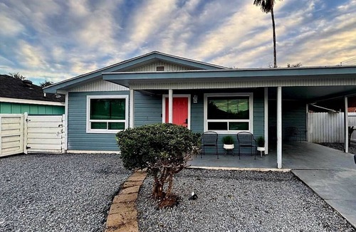 Edinburg Cottage | Charming 2-bedroom country house with, spectacular patio and pergola