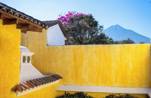 Antigua Guatemala House | Charming 3-bedroom family home in a secure, gated Antigua community. Enjoy a lush garden, volcano views from the terrace, and a spacious kitchen. Fully equipped for a comfortable stay, this peaceful retreat is just a 15-min walk from Central Park.