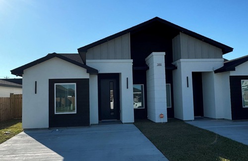 Brownsville House | Charming 3-bedroom house in Brownsville minutes away from SpaceX!