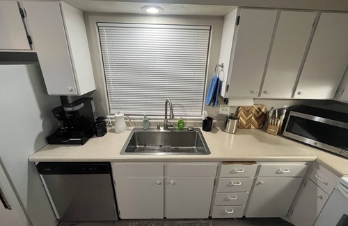 Springfield House | Charming and relaxing 2-bedroom house in quaint Springfield with AC. Sleeps 6.