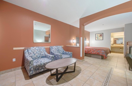 Weslaco Hotel | Charming King Bed Room Near Weslaco Museum - 2 miles | Free Parking