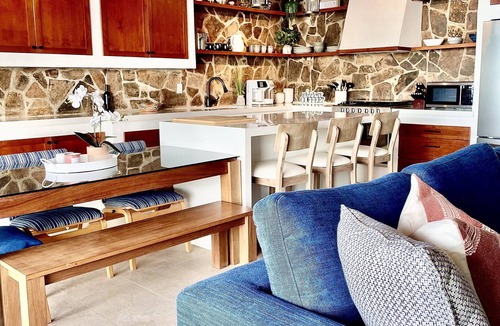 Primo Tapia House | Cheerful 4 bedroom with ocean front hot tub!