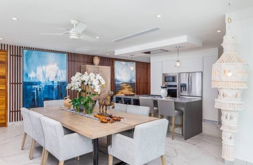 South Shore Hotel Area Apartment | Chic Oceanfront Indah Apt 5 min from Downtown
