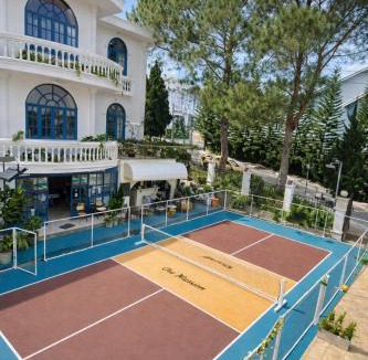 Phuong Hotel | Chu Mansion - Chill & Grill and Pickeball