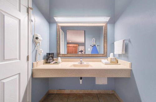Weslaco Hotel | Clean & Comfy Room w/Free Parking – Ideal for Your Next Weslaco Visit | 2 Units