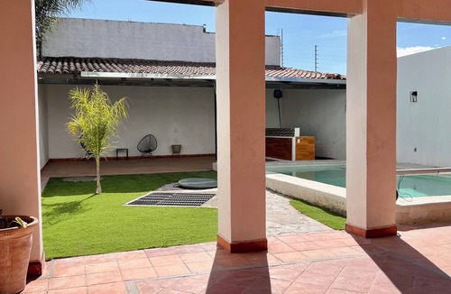 San Isidro Mazatepec House | Close to Gdl stadium, heated pool, homemade breakfast inc. During FIFA games.