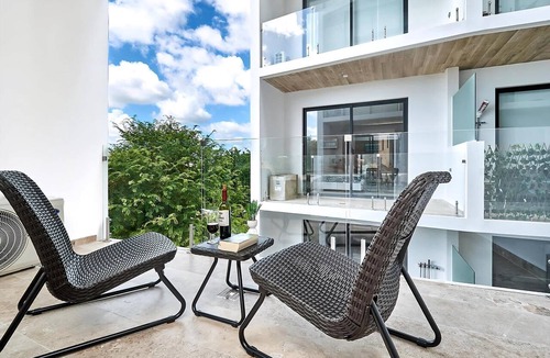 Centro Apartment | Coastal escape w/rooftop pool, gym & beach walk