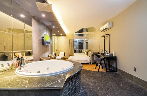District 10 Hotel | Collection O Bonita Grand Hotel