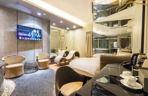 District 10 Hotel | Collection O Bonita Grand Hotel