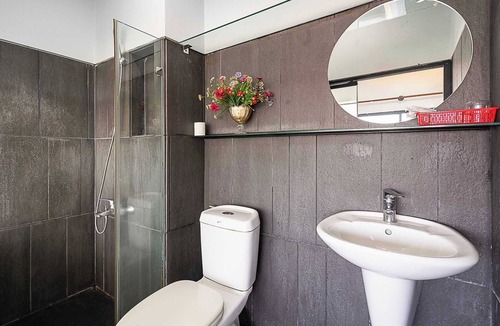 Tan Binh Hotel | Collection O Dinh Dinh Hotel - Near Tan Son Nhat Airport