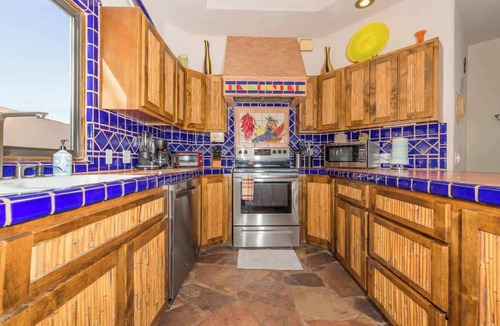 Las Conchas House | Colorful Oceanview Home with Pool Casa en el Cielo