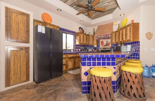 Las Conchas House | Colorful Oceanview Home with Pool Casa en el Cielo