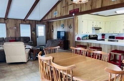 Port Mansfield House | Cool Off with Private Pool! 3 Bedroom, 2 Bathroom. Sleep 12