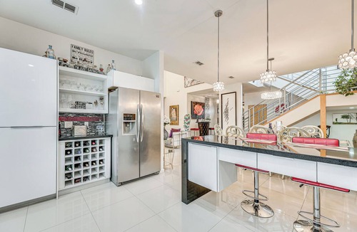 McAllen House | Covered Patio & Grill: Colorful McAllen Home