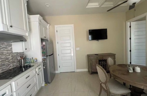 Edinburg House | Cozy 1-bedroom house in gorgeous Edinburg with private pool and spa