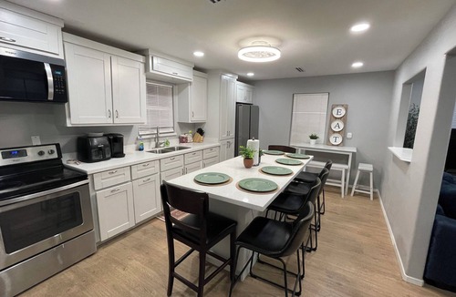 Mission House | Cozy 3-bedroom house in beautiful Mission with 1 and 1/2 restrooms by Exp. 83.