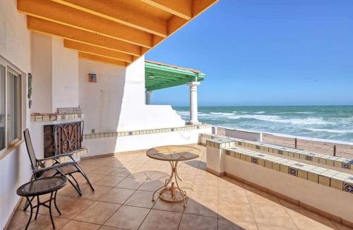 Las Conchas House | Cozy Beachfront Condo Las Olas II 10