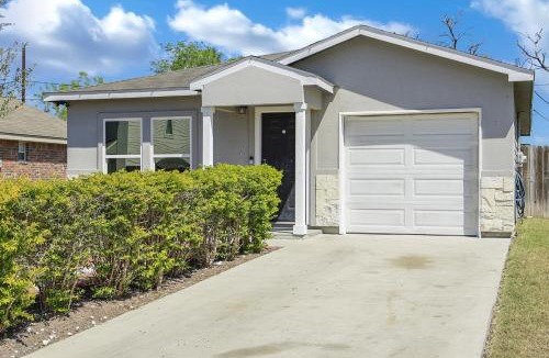 Mercedes House | Cozy Home Near Outlets SPI Beach SpaceX Sleeps 9 Game Room Truck Parking