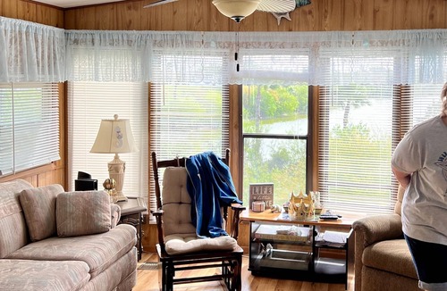 Palmhurst House | Cozy lakeside mobile home in lovely Mission with WiFi, AC, pool, hot tub, trails