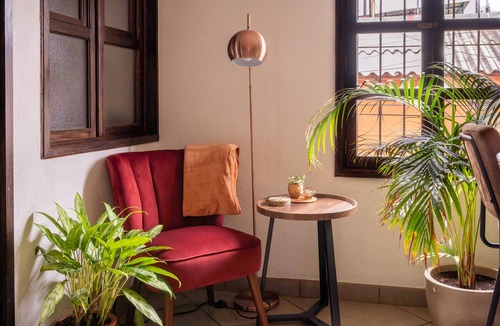 Antigua Guatemala Apartment | Cozy Rooftop Apartment with Volcano Views – Walk to Central Antigua