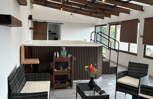 Jocotitlan Apartment | Create great moments in this beautiful space and enjoy the Jacuzzi.