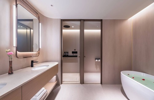 Zhifu Hotel | Crystal Hotel Yantai Binhai Square