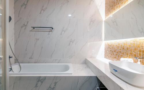 Little Japan Apartment | De Lux Madison Best Central 2 Bedrooms 2 Baths, Pool Gym