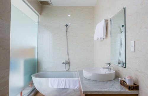 Thanh Ha Hotel | Deluxe Double Room-Garden View