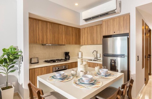 Las Glorias Apartment | Designer 1BR Beachfront Retreat – Wake Up to the Waves
