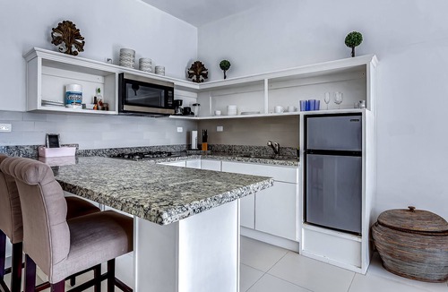 La Paloma Apartment | Dog-friendly suite with kitchenette, heated outdoor pool, hot tub, terrace, AC