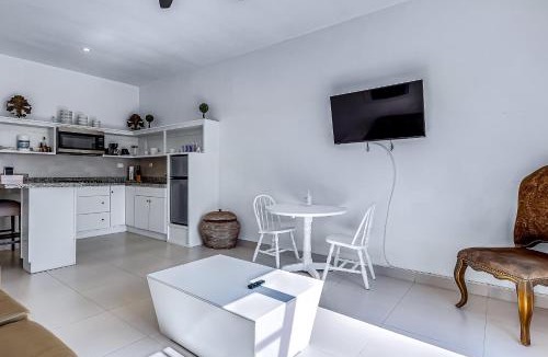 La Paloma House | Dog-Friendly Suite with Kitchenette, Heated Outdoor Pool, Hot Tub, Terrace, AC