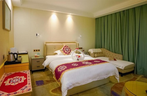 Mingsha Mountain and Crescent Spring Hotel | Dunhuang Hotel