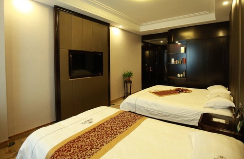 Mingsha Mountain and Crescent Spring Hotel | Dunhuang Season Boutique Hotel