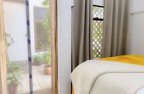 Zona 12 House | Economic room with bathroom. Semi-double bed. Guatemala City Zone 12.