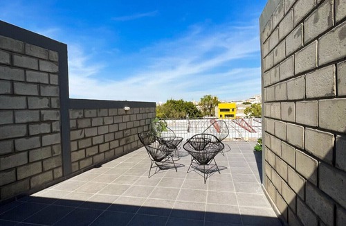 Downtown Guadalajara Apartment | Elegante loft urbano con acceso a gimnasio y salas de trabajo.