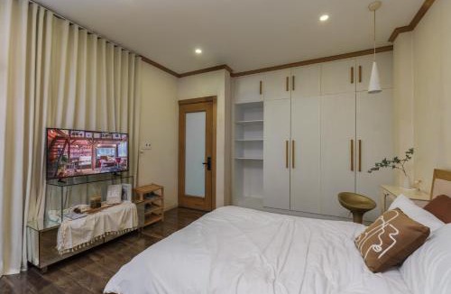 Phuong 8 Apartment | Ember House Studio Kitchen Central Location