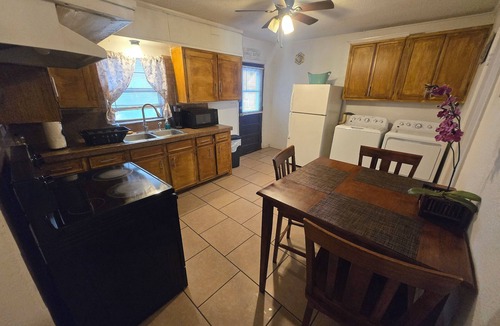 Edinburg House | Entire 2-bedroom house in Downtown Edinburg