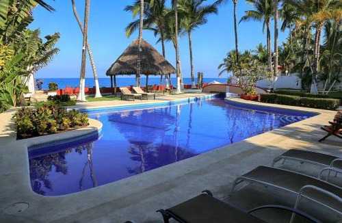 North End House | Entire Tocayo Steps to Beach and Surf 4BD Condo with Master Suite