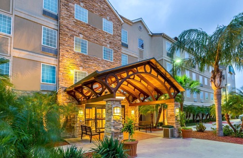 Brownsville Condo | Equipped King Suite | Free Daily Breakfast, Outdoor Pool + Business Center